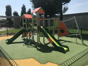 aire de jeux pour enfants avec sol coulé